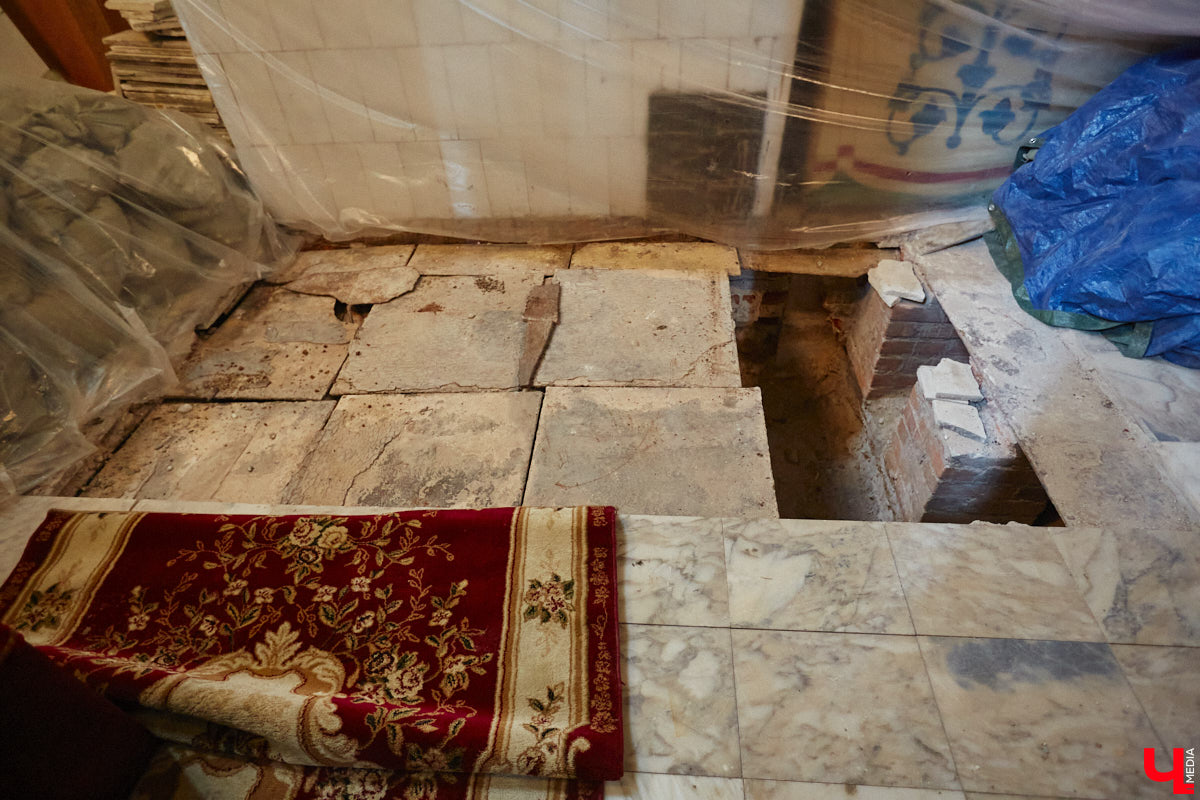 ВСМЗ поделился важнейшим открытием: во время подготовки к реставрации Успенского собора археологи обнаружили апсиды времен Андрея Боголюбского. Нашему фотографу удалось снять ход исследовательских работ. Не исключено, что часть находок оставят в раскрытом виде, и они будут доступны для просмотра, но только мужчинам!