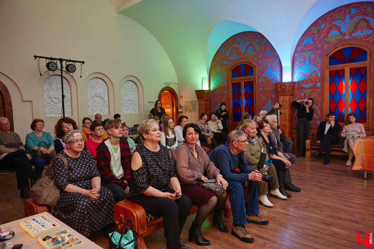 В моде СССР есть что-то вечное и непобедимое. Многое из советских трендов актуально и сейчас. Воссоздать некоторые образы 50 — 80-х годов прошлого века решили организаторы фестиваля «Владимир ламповый», устроив винтажное дефиле, мимо которого «Ключ-Медиа» пройти просто не мог. Все подробности ищите в нашем фоторепортаже!