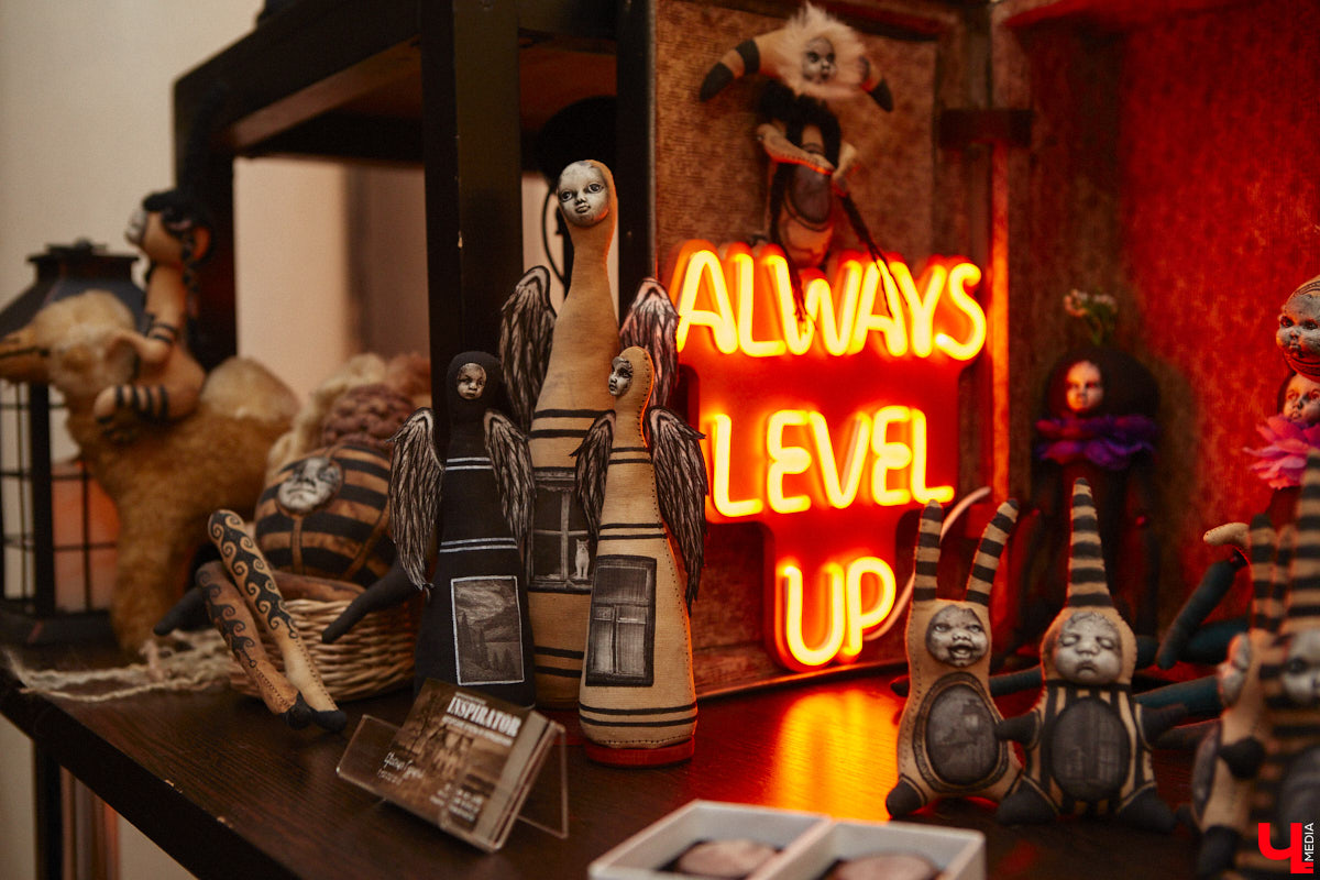 В моде СССР есть что-то вечное и непобедимое. Многое из советских трендов актуально и сейчас. Воссоздать некоторые образы 50 — 80-х годов прошлого века решили организаторы фестиваля «Владимир ламповый», устроив винтажное дефиле, мимо которого «Ключ-Медиа» пройти просто не мог. Все подробности ищите в нашем фоторепортаже!