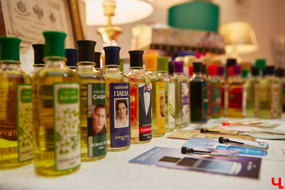 В моде СССР есть что-то вечное и непобедимое. Многое из советских трендов актуально и сейчас. Воссоздать некоторые образы 50 — 80-х годов прошлого века решили организаторы фестиваля «Владимир ламповый», устроив винтажное дефиле, мимо которого «Ключ-Медиа» пройти просто не мог. Все подробности ищите в нашем фоторепортаже!