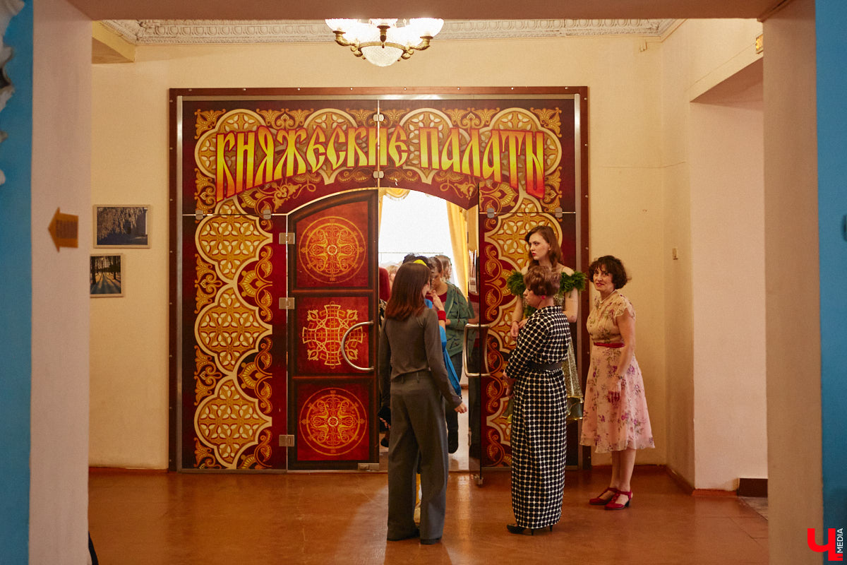 В моде СССР есть что-то вечное и непобедимое. Многое из советских трендов актуально и сейчас. Воссоздать некоторые образы 50 — 80-х годов прошлого века решили организаторы фестиваля «Владимир ламповый», устроив винтажное дефиле, мимо которого «Ключ-Медиа» пройти просто не мог. Все подробности ищите в нашем фоторепортаже!