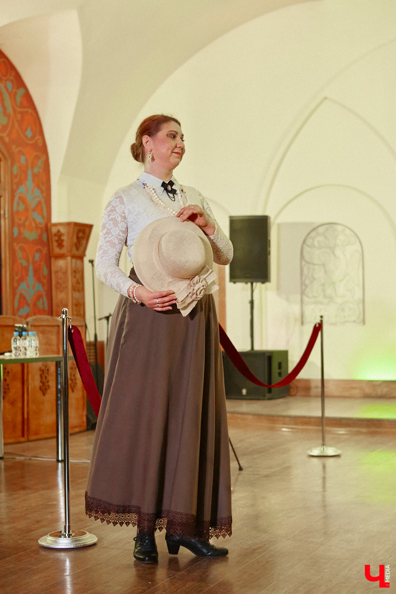 В моде СССР есть что-то вечное и непобедимое. Многое из советских трендов актуально и сейчас. Воссоздать некоторые образы 50 — 80-х годов прошлого века решили организаторы фестиваля «Владимир ламповый», устроив винтажное дефиле, мимо которого «Ключ-Медиа» пройти просто не мог. Все подробности ищите в нашем фоторепортаже!