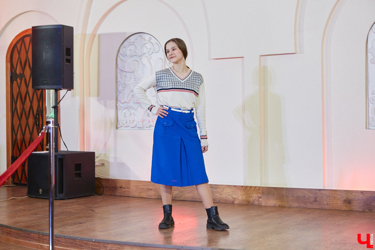 В моде СССР есть что-то вечное и непобедимое. Многое из советских трендов актуально и сейчас. Воссоздать некоторые образы 50 — 80-х годов прошлого века решили организаторы фестиваля «Владимир ламповый», устроив винтажное дефиле, мимо которого «Ключ-Медиа» пройти просто не мог. Все подробности ищите в нашем фоторепортаже!