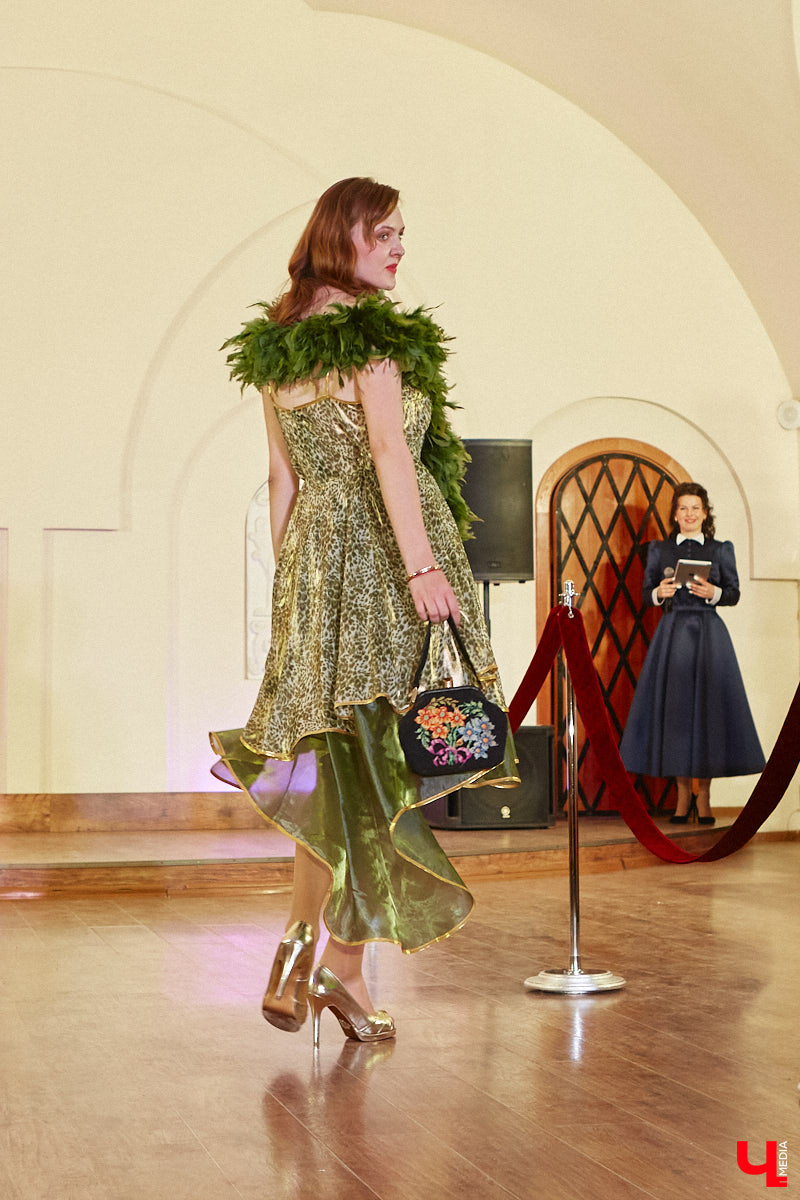 В моде СССР есть что-то вечное и непобедимое. Многое из советских трендов актуально и сейчас. Воссоздать некоторые образы 50 — 80-х годов прошлого века решили организаторы фестиваля «Владимир ламповый», устроив винтажное дефиле, мимо которого «Ключ-Медиа» пройти просто не мог. Все подробности ищите в нашем фоторепортаже!