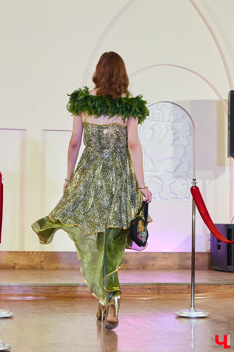 В моде СССР есть что-то вечное и непобедимое. Многое из советских трендов актуально и сейчас. Воссоздать некоторые образы 50 — 80-х годов прошлого века решили организаторы фестиваля «Владимир ламповый», устроив винтажное дефиле, мимо которого «Ключ-Медиа» пройти просто не мог. Все подробности ищите в нашем фоторепортаже!