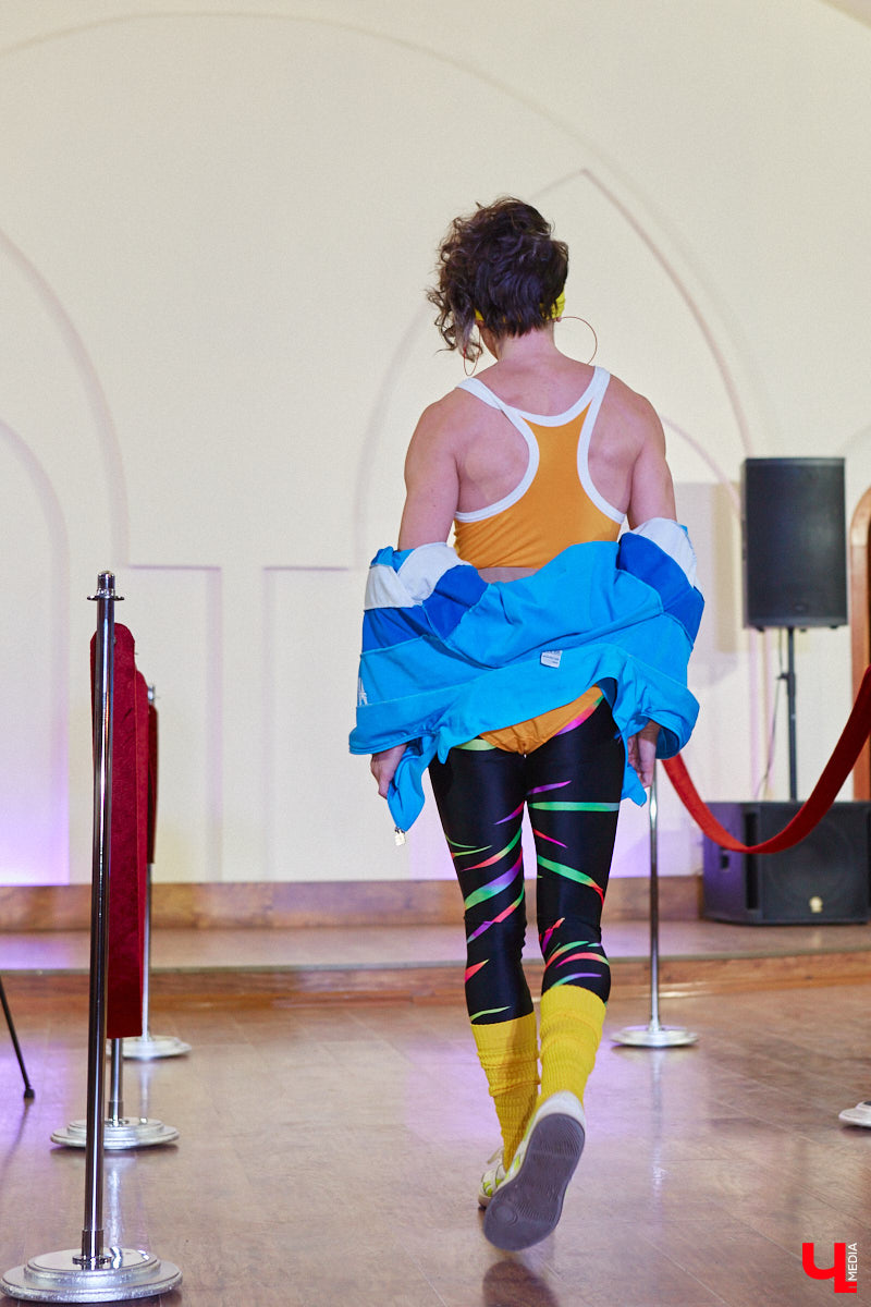 В моде СССР есть что-то вечное и непобедимое. Многое из советских трендов актуально и сейчас. Воссоздать некоторые образы 50 — 80-х годов прошлого века решили организаторы фестиваля «Владимир ламповый», устроив винтажное дефиле, мимо которого «Ключ-Медиа» пройти просто не мог. Все подробности ищите в нашем фоторепортаже!