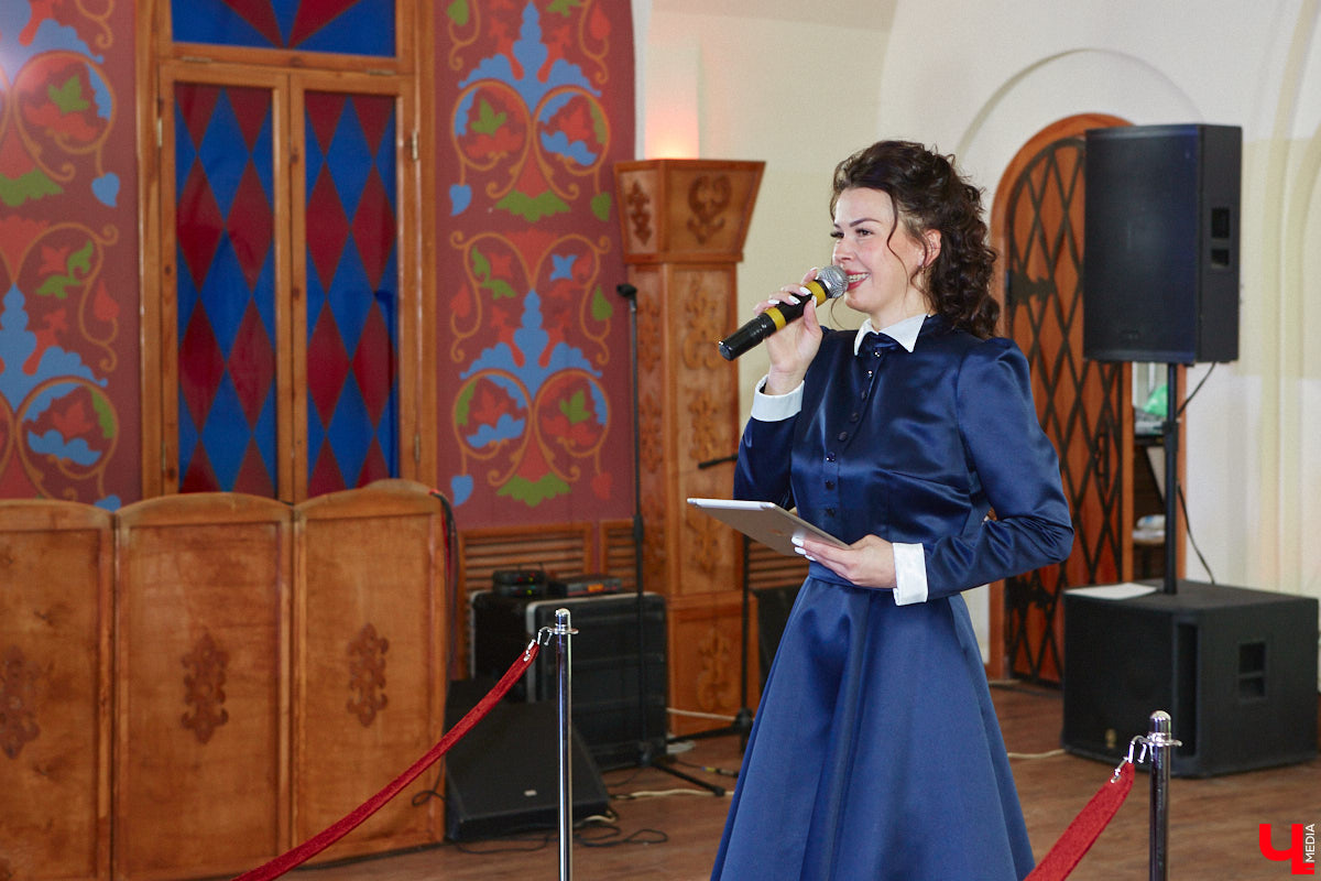 В моде СССР есть что-то вечное и непобедимое. Многое из советских трендов актуально и сейчас. Воссоздать некоторые образы 50 — 80-х годов прошлого века решили организаторы фестиваля «Владимир ламповый», устроив винтажное дефиле, мимо которого «Ключ-Медиа» пройти просто не мог. Все подробности ищите в нашем фоторепортаже!