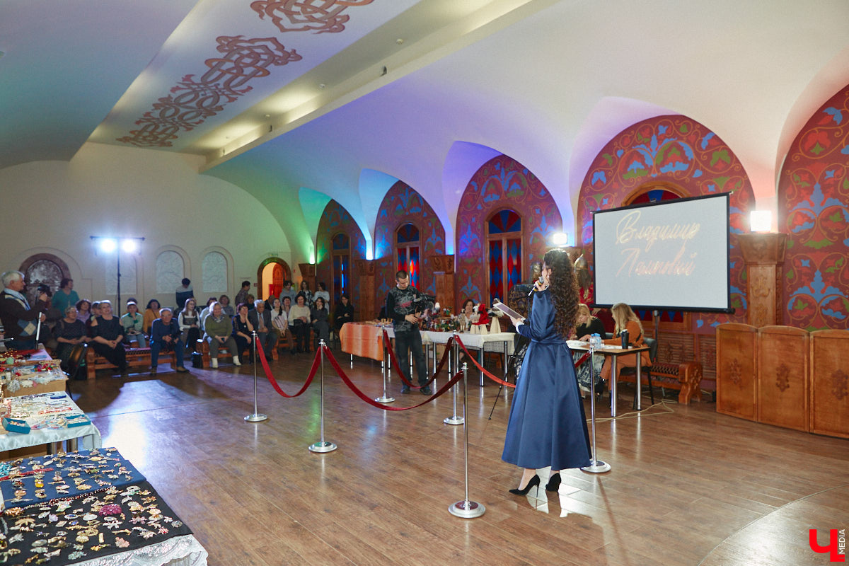 В моде СССР есть что-то вечное и непобедимое. Многое из советских трендов актуально и сейчас. Воссоздать некоторые образы 50 — 80-х годов прошлого века решили организаторы фестиваля «Владимир ламповый», устроив винтажное дефиле, мимо которого «Ключ-Медиа» пройти просто не мог. Все подробности ищите в нашем фоторепортаже!