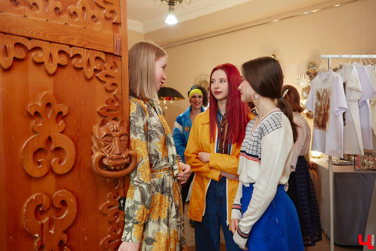 В моде СССР есть что-то вечное и непобедимое. Многое из советских трендов актуально и сейчас. Воссоздать некоторые образы 50 — 80-х годов прошлого века решили организаторы фестиваля «Владимир ламповый», устроив винтажное дефиле, мимо которого «Ключ-Медиа» пройти просто не мог. Все подробности ищите в нашем фоторепортаже!