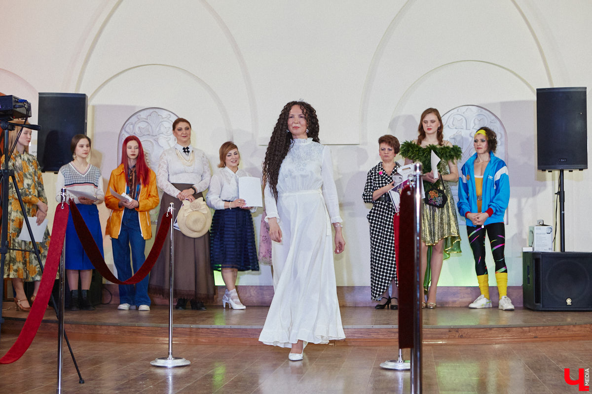 В моде СССР есть что-то вечное и непобедимое. Многое из советских трендов актуально и сейчас. Воссоздать некоторые образы 50 — 80-х годов прошлого века решили организаторы фестиваля «Владимир ламповый», устроив винтажное дефиле, мимо которого «Ключ-Медиа» пройти просто не мог. Все подробности ищите в нашем фоторепортаже!