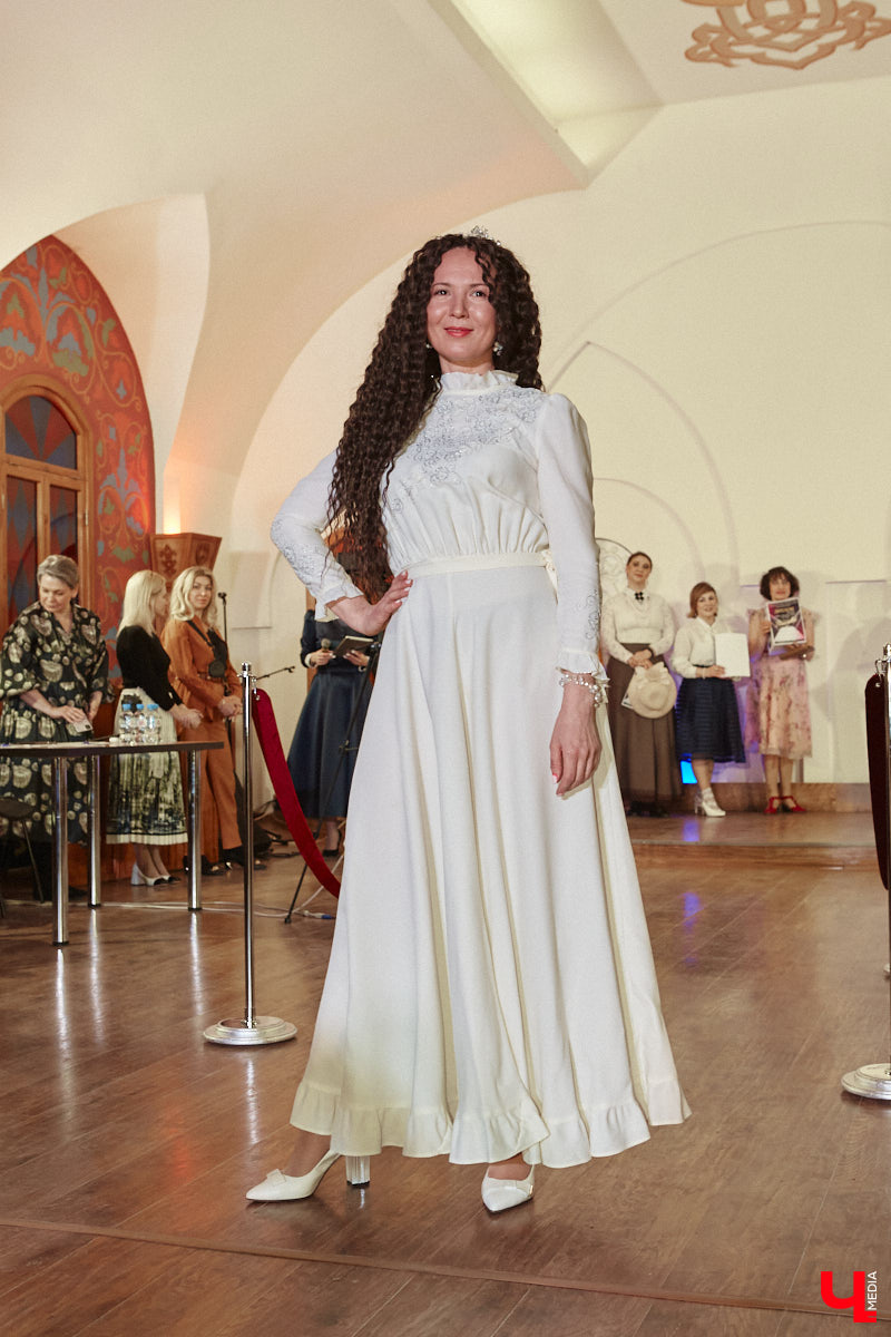 В моде СССР есть что-то вечное и непобедимое. Многое из советских трендов актуально и сейчас. Воссоздать некоторые образы 50 — 80-х годов прошлого века решили организаторы фестиваля «Владимир ламповый», устроив винтажное дефиле, мимо которого «Ключ-Медиа» пройти просто не мог. Все подробности ищите в нашем фоторепортаже!