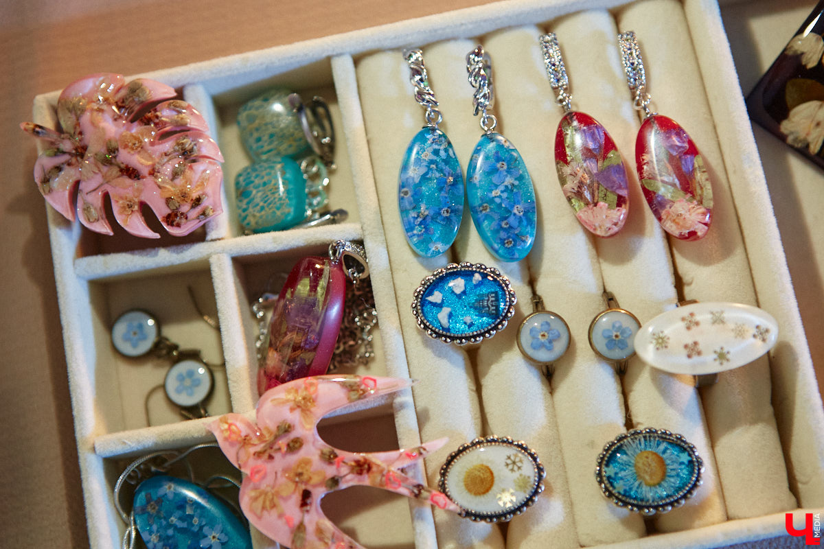 В моде СССР есть что-то вечное и непобедимое. Многое из советских трендов актуально и сейчас. Воссоздать некоторые образы 50 — 80-х годов прошлого века решили организаторы фестиваля «Владимир ламповый», устроив винтажное дефиле, мимо которого «Ключ-Медиа» пройти просто не мог. Все подробности ищите в нашем фоторепортаже!