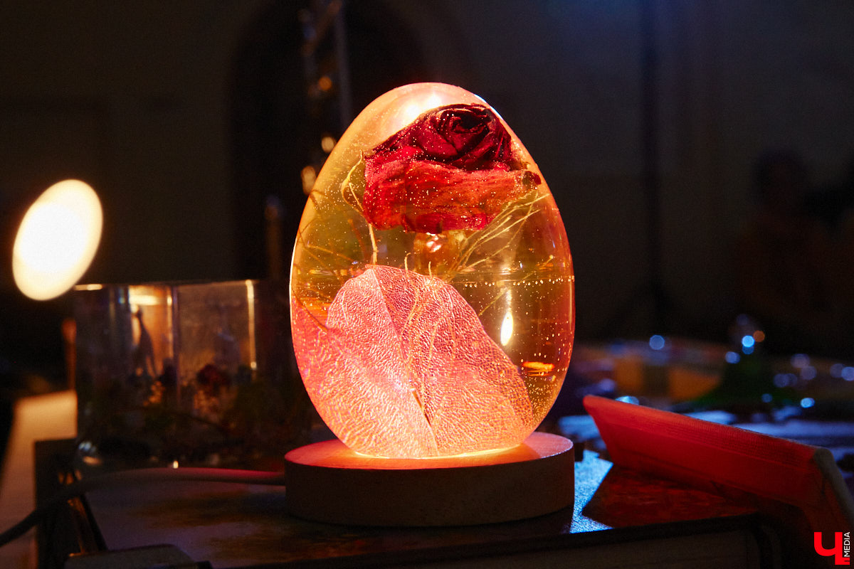 В моде СССР есть что-то вечное и непобедимое. Многое из советских трендов актуально и сейчас. Воссоздать некоторые образы 50 — 80-х годов прошлого века решили организаторы фестиваля «Владимир ламповый», устроив винтажное дефиле, мимо которого «Ключ-Медиа» пройти просто не мог. Все подробности ищите в нашем фоторепортаже!