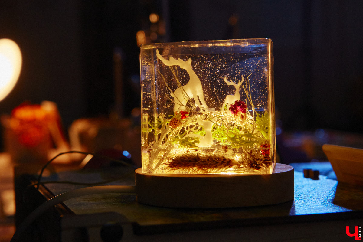 В моде СССР есть что-то вечное и непобедимое. Многое из советских трендов актуально и сейчас. Воссоздать некоторые образы 50 — 80-х годов прошлого века решили организаторы фестиваля «Владимир ламповый», устроив винтажное дефиле, мимо которого «Ключ-Медиа» пройти просто не мог. Все подробности ищите в нашем фоторепортаже!