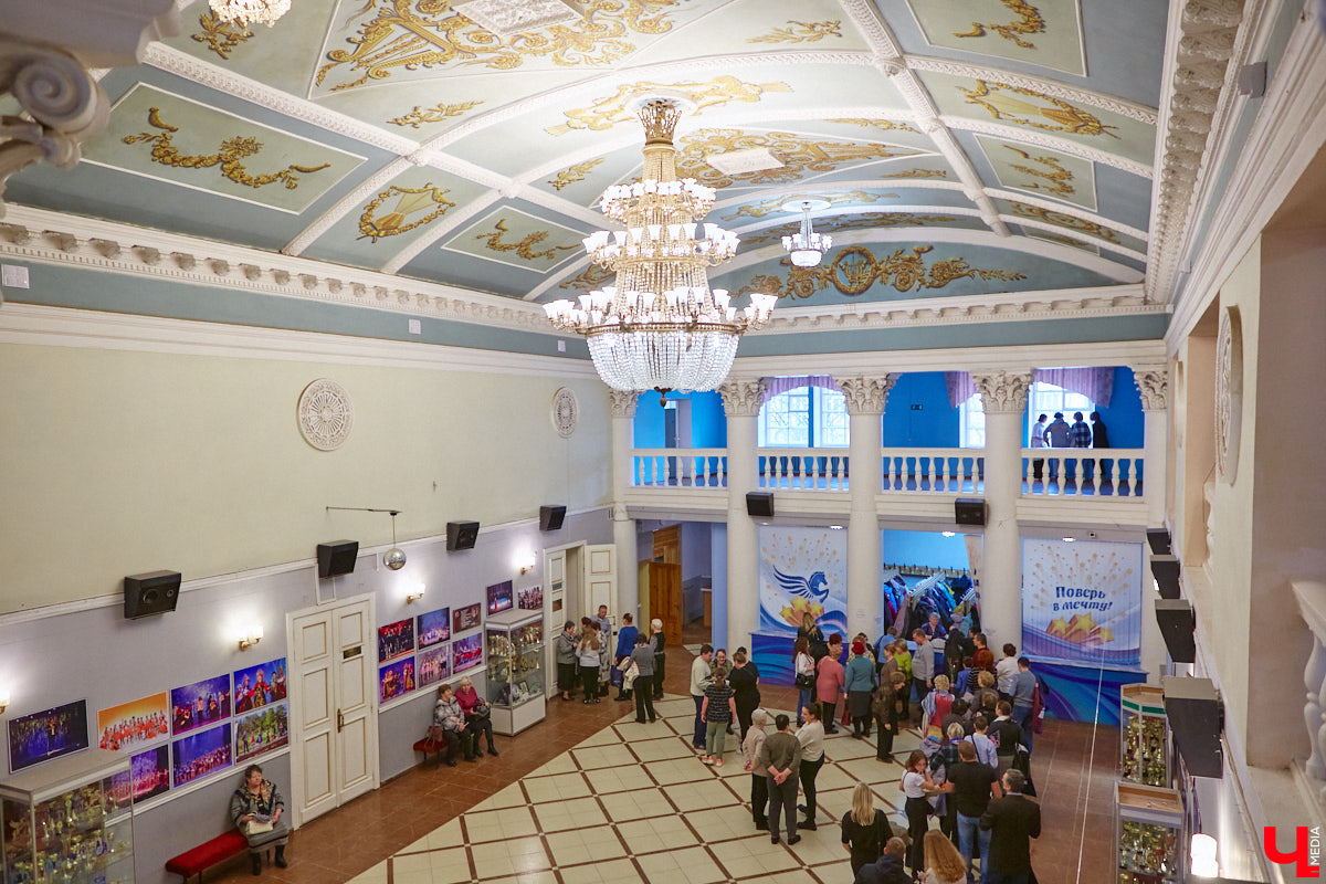 В моде СССР есть что-то вечное и непобедимое. Многое из советских трендов актуально и сейчас. Воссоздать некоторые образы 50 — 80-х годов прошлого века решили организаторы фестиваля «Владимир ламповый», устроив винтажное дефиле, мимо которого «Ключ-Медиа» пройти просто не мог. Все подробности ищите в нашем фоторепортаже!