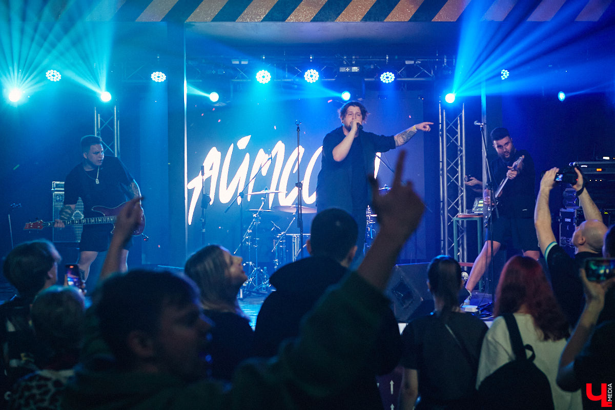 Не так давно синти-поп-панк коллектив ataka стал победителем фестиваля-конкурса «ВладРок’2022», который несколько дней гремел в нашем городе. В награду от продюсерского центра Wexecon и концертного бара «ЦЕХ» ребята получили возможность дать сольный концерт. Время пролетело незаметно, и вот он — долгожданный перформанс от одной из самых многообещающих групп области.