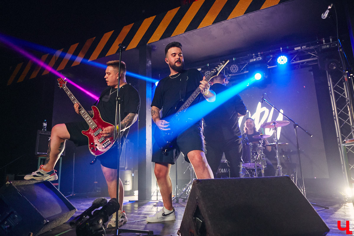 Не так давно синти-поп-панк коллектив ataka стал победителем фестиваля-конкурса «ВладРок’2022», который несколько дней гремел в нашем городе. В награду от продюсерского центра Wexecon и концертного бара «ЦЕХ» ребята получили возможность дать сольный концерт. Время пролетело незаметно, и вот он — долгожданный перформанс от одной из самых многообещающих групп области.