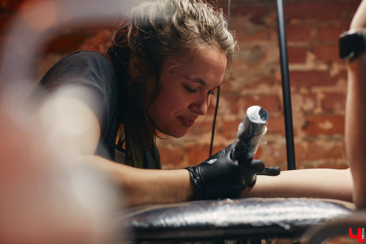 Не так давно синти-поп-панк коллектив ataka стал победителем фестиваля-конкурса «ВладРок’2022», который несколько дней гремел в нашем городе. В награду от продюсерского центра Wexecon и концертного бара «ЦЕХ» ребята получили возможность дать сольный концерт. Время пролетело незаметно, и вот он — долгожданный перформанс от одной из самых многообещающих групп области.