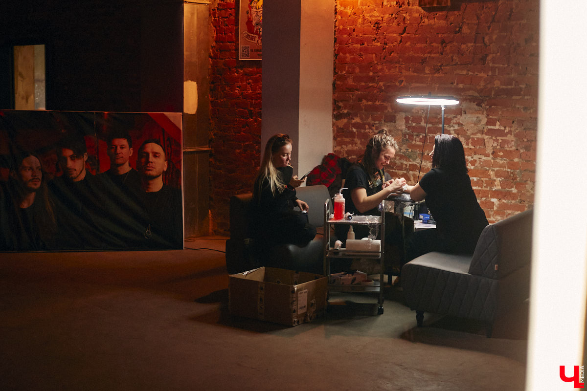 Не так давно синти-поп-панк коллектив ataka стал победителем фестиваля-конкурса «ВладРок’2022», который несколько дней гремел в нашем городе. В награду от продюсерского центра Wexecon и концертного бара «ЦЕХ» ребята получили возможность дать сольный концерт. Время пролетело незаметно, и вот он — долгожданный перформанс от одной из самых многообещающих групп области.