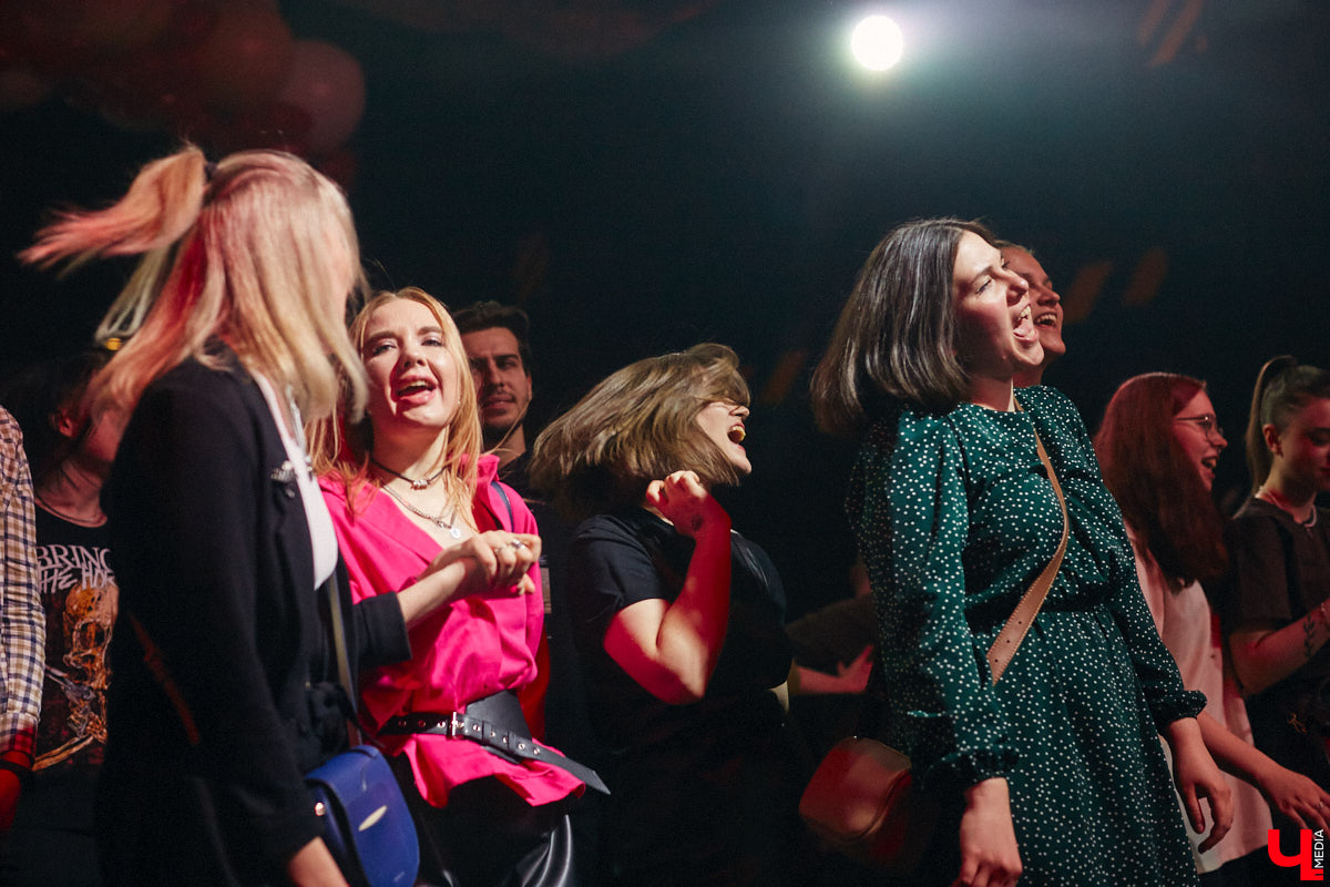 Не так давно синти-поп-панк коллектив ataka стал победителем фестиваля-конкурса «ВладРок’2022», который несколько дней гремел в нашем городе. В награду от продюсерского центра Wexecon и концертного бара «ЦЕХ» ребята получили возможность дать сольный концерт. Время пролетело незаметно, и вот он — долгожданный перформанс от одной из самых многообещающих групп области.