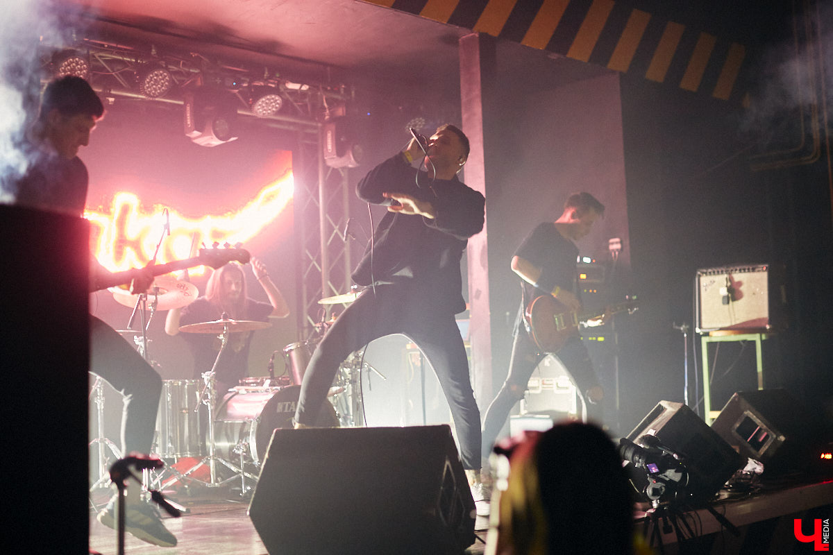 Не так давно синти-поп-панк коллектив ataka стал победителем фестиваля-конкурса «ВладРок’2022», который несколько дней гремел в нашем городе. В награду от продюсерского центра Wexecon и концертного бара «ЦЕХ» ребята получили возможность дать сольный концерт. Время пролетело незаметно, и вот он — долгожданный перформанс от одной из самых многообещающих групп области.