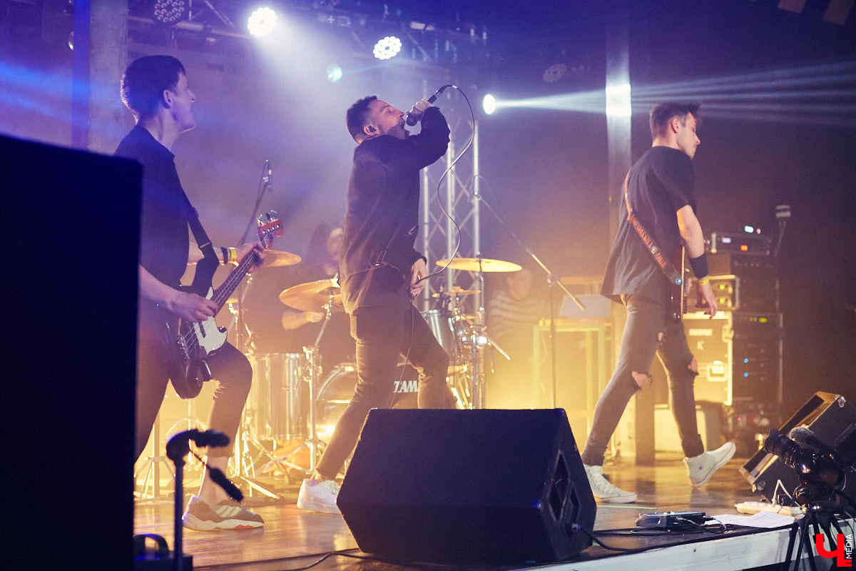 Не так давно синти-поп-панк коллектив ataka стал победителем фестиваля-конкурса «ВладРок’2022», который несколько дней гремел в нашем городе. В награду от продюсерского центра Wexecon и концертного бара «ЦЕХ» ребята получили возможность дать сольный концерт. Время пролетело незаметно, и вот он — долгожданный перформанс от одной из самых многообещающих групп области.