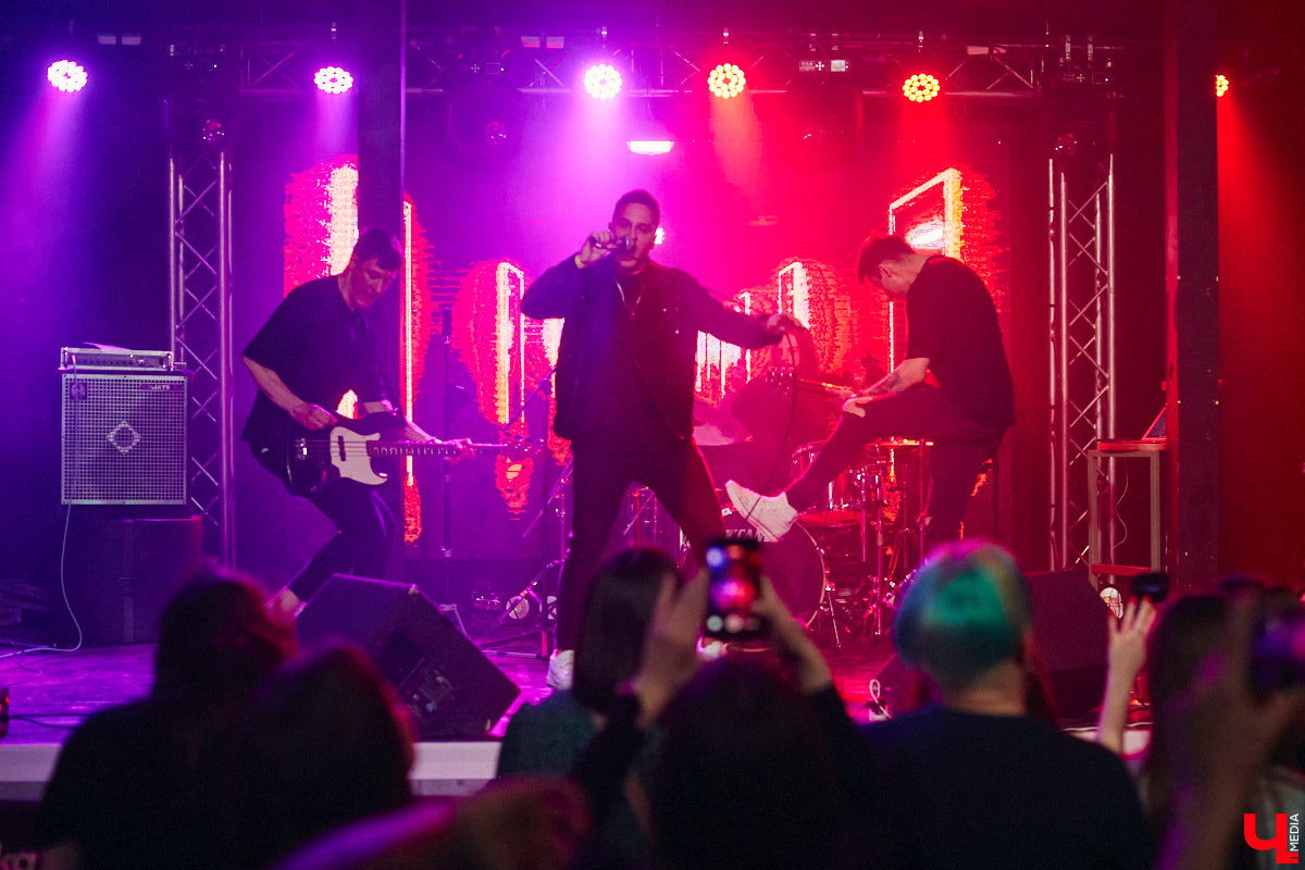 Не так давно синти-поп-панк коллектив ataka стал победителем фестиваля-конкурса «ВладРок’2022», который несколько дней гремел в нашем городе. В награду от продюсерского центра Wexecon и концертного бара «ЦЕХ» ребята получили возможность дать сольный концерт. Время пролетело незаметно, и вот он — долгожданный перформанс от одной из самых многообещающих групп области.