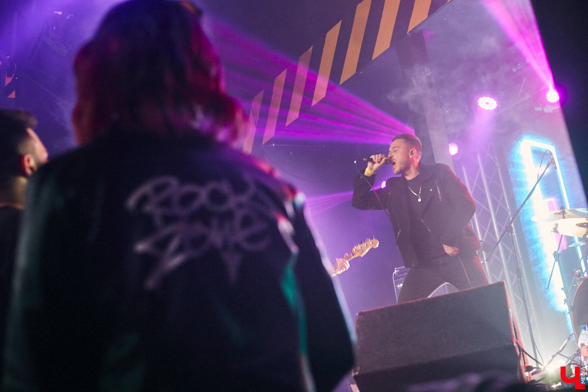 Не так давно синти-поп-панк коллектив ataka стал победителем фестиваля-конкурса «ВладРок’2022», который несколько дней гремел в нашем городе. В награду от продюсерского центра Wexecon и концертного бара «ЦЕХ» ребята получили возможность дать сольный концерт. Время пролетело незаметно, и вот он — долгожданный перформанс от одной из самых многообещающих групп области.