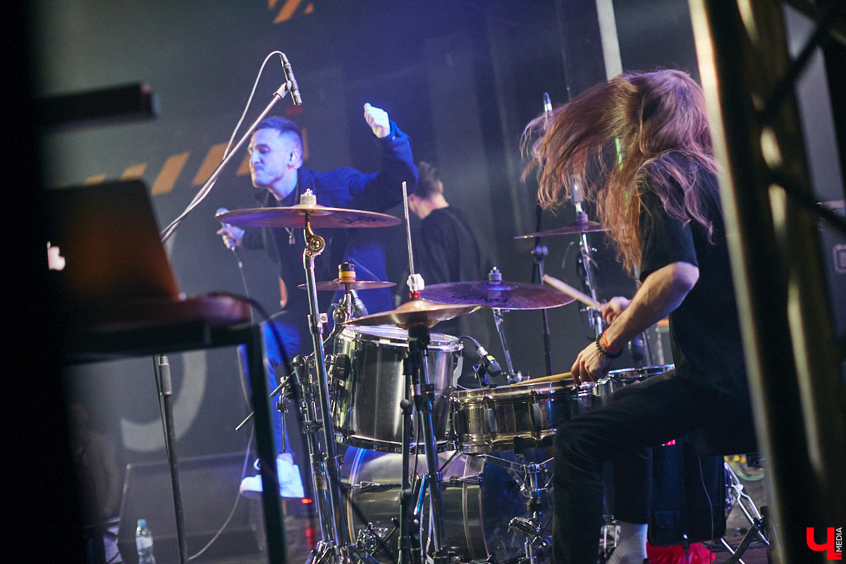 Не так давно синти-поп-панк коллектив ataka стал победителем фестиваля-конкурса «ВладРок’2022», который несколько дней гремел в нашем городе. В награду от продюсерского центра Wexecon и концертного бара «ЦЕХ» ребята получили возможность дать сольный концерт. Время пролетело незаметно, и вот он — долгожданный перформанс от одной из самых многообещающих групп области.