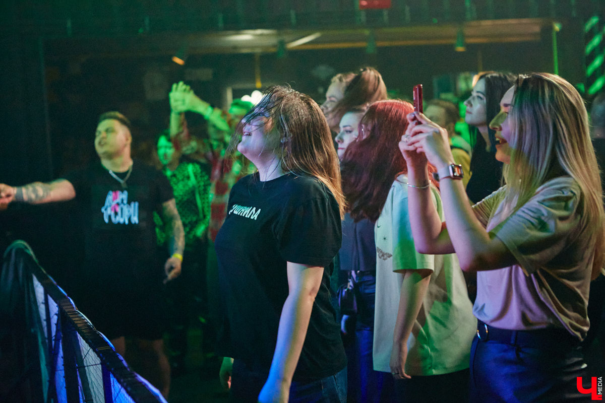 Не так давно синти-поп-панк коллектив ataka стал победителем фестиваля-конкурса «ВладРок’2022», который несколько дней гремел в нашем городе. В награду от продюсерского центра Wexecon и концертного бара «ЦЕХ» ребята получили возможность дать сольный концерт. Время пролетело незаметно, и вот он — долгожданный перформанс от одной из самых многообещающих групп области.