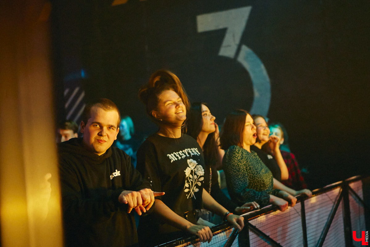 Не так давно синти-поп-панк коллектив ataka стал победителем фестиваля-конкурса «ВладРок’2022», который несколько дней гремел в нашем городе. В награду от продюсерского центра Wexecon и концертного бара «ЦЕХ» ребята получили возможность дать сольный концерт. Время пролетело незаметно, и вот он — долгожданный перформанс от одной из самых многообещающих групп области.