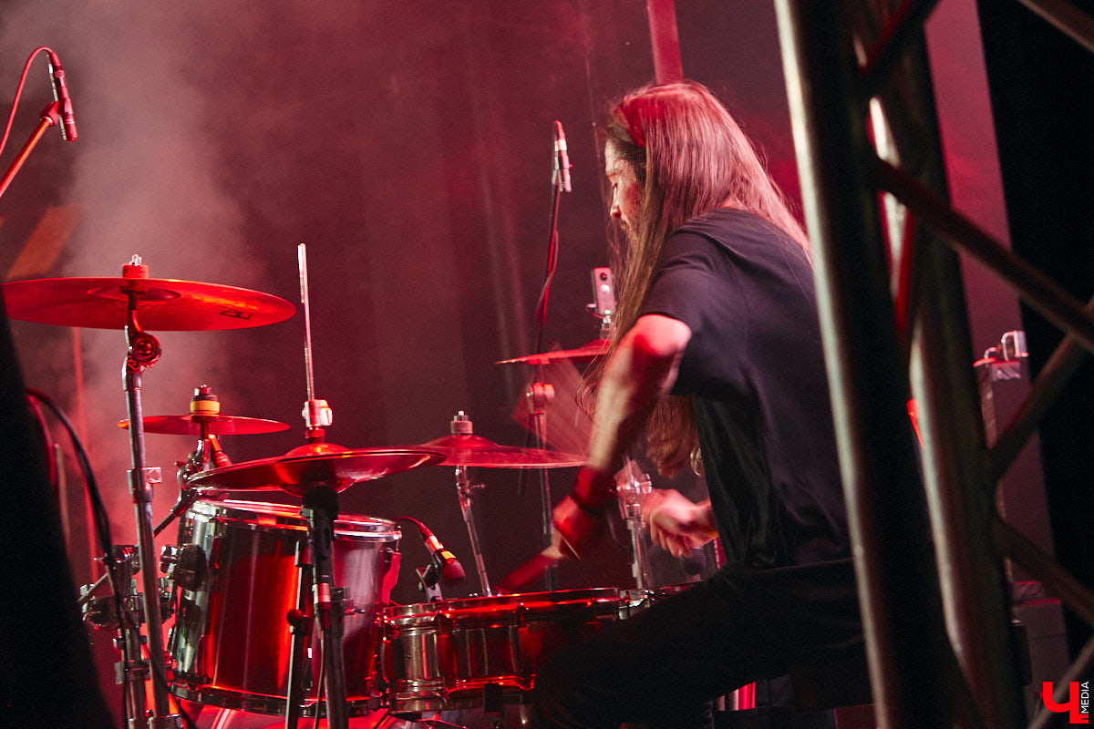 Не так давно синти-поп-панк коллектив ataka стал победителем фестиваля-конкурса «ВладРок’2022», который несколько дней гремел в нашем городе. В награду от продюсерского центра Wexecon и концертного бара «ЦЕХ» ребята получили возможность дать сольный концерт. Время пролетело незаметно, и вот он — долгожданный перформанс от одной из самых многообещающих групп области.