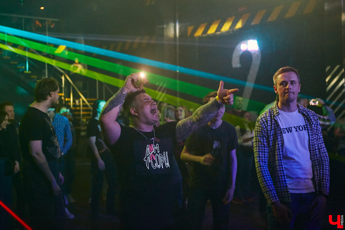 Не так давно синти-поп-панк коллектив ataka стал победителем фестиваля-конкурса «ВладРок’2022», который несколько дней гремел в нашем городе. В награду от продюсерского центра Wexecon и концертного бара «ЦЕХ» ребята получили возможность дать сольный концерт. Время пролетело незаметно, и вот он — долгожданный перформанс от одной из самых многообещающих групп области.