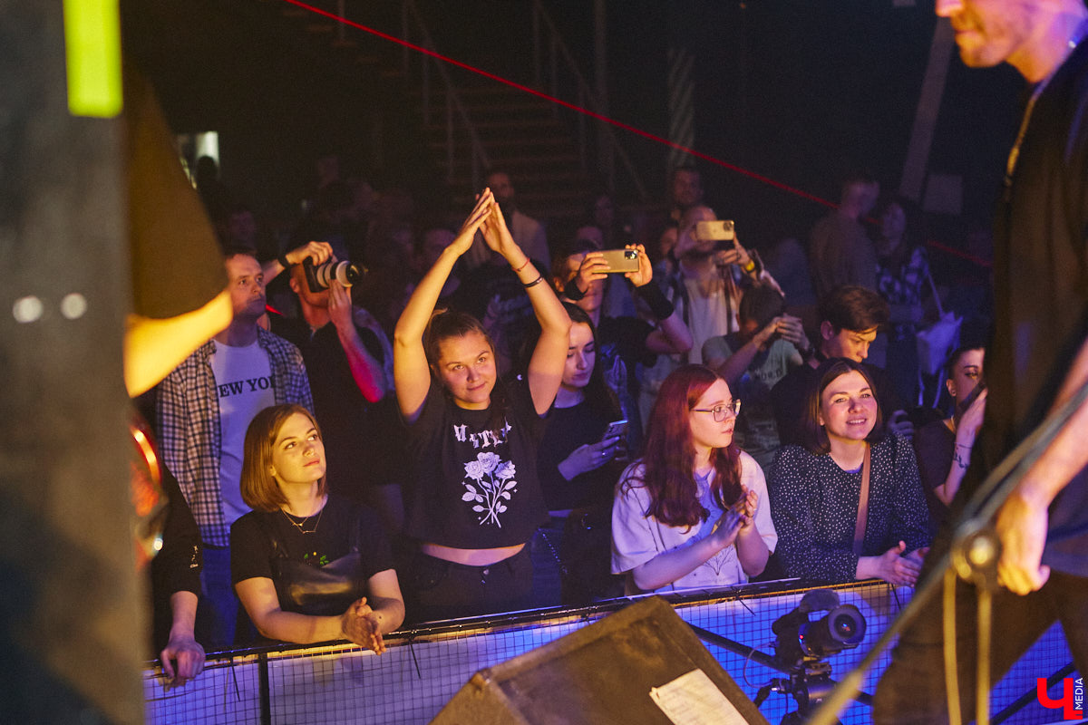 Не так давно синти-поп-панк коллектив ataka стал победителем фестиваля-конкурса «ВладРок’2022», который несколько дней гремел в нашем городе. В награду от продюсерского центра Wexecon и концертного бара «ЦЕХ» ребята получили возможность дать сольный концерт. Время пролетело незаметно, и вот он — долгожданный перформанс от одной из самых многообещающих групп области.