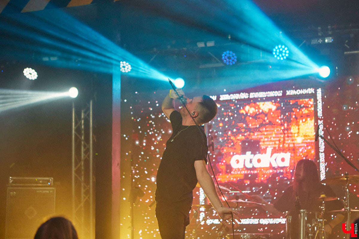 Не так давно синти-поп-панк коллектив ataka стал победителем фестиваля-конкурса «ВладРок’2022», который несколько дней гремел в нашем городе. В награду от продюсерского центра Wexecon и концертного бара «ЦЕХ» ребята получили возможность дать сольный концерт. Время пролетело незаметно, и вот он — долгожданный перформанс от одной из самых многообещающих групп области.