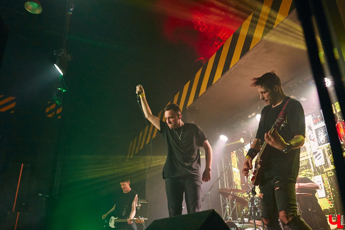 Не так давно синти-поп-панк коллектив ataka стал победителем фестиваля-конкурса «ВладРок’2022», который несколько дней гремел в нашем городе. В награду от продюсерского центра Wexecon и концертного бара «ЦЕХ» ребята получили возможность дать сольный концерт. Время пролетело незаметно, и вот он — долгожданный перформанс от одной из самых многообещающих групп области.