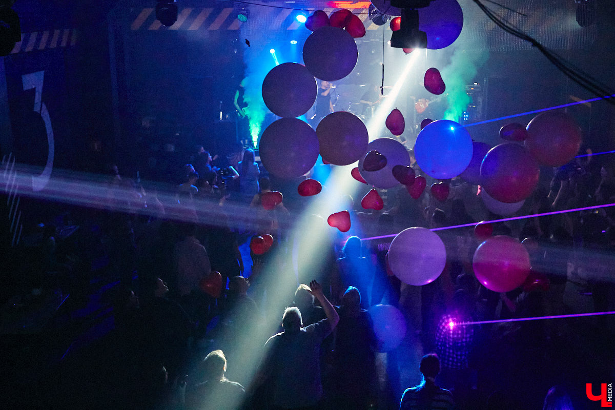 Не так давно синти-поп-панк коллектив ataka стал победителем фестиваля-конкурса «ВладРок’2022», который несколько дней гремел в нашем городе. В награду от продюсерского центра Wexecon и концертного бара «ЦЕХ» ребята получили возможность дать сольный концерт. Время пролетело незаметно, и вот он — долгожданный перформанс от одной из самых многообещающих групп области.