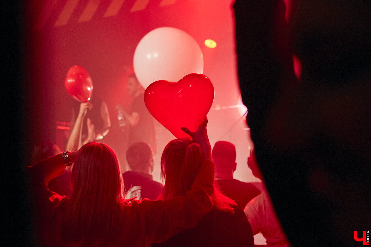 Не так давно синти-поп-панк коллектив ataka стал победителем фестиваля-конкурса «ВладРок’2022», который несколько дней гремел в нашем городе. В награду от продюсерского центра Wexecon и концертного бара «ЦЕХ» ребята получили возможность дать сольный концерт. Время пролетело незаметно, и вот он — долгожданный перформанс от одной из самых многообещающих групп области.