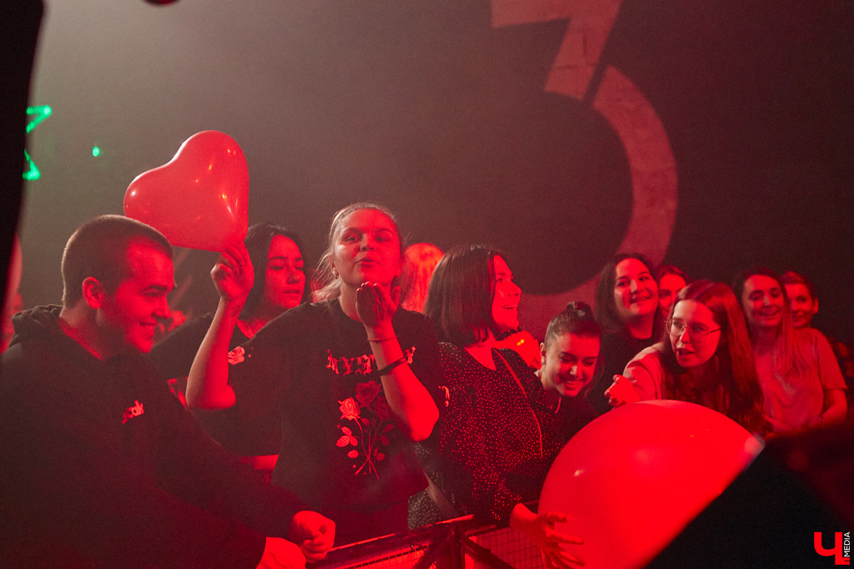 Не так давно синти-поп-панк коллектив ataka стал победителем фестиваля-конкурса «ВладРок’2022», который несколько дней гремел в нашем городе. В награду от продюсерского центра Wexecon и концертного бара «ЦЕХ» ребята получили возможность дать сольный концерт. Время пролетело незаметно, и вот он — долгожданный перформанс от одной из самых многообещающих групп области.