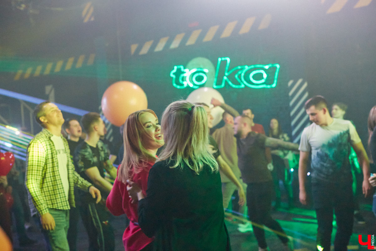 Не так давно синти-поп-панк коллектив ataka стал победителем фестиваля-конкурса «ВладРок’2022», который несколько дней гремел в нашем городе. В награду от продюсерского центра Wexecon и концертного бара «ЦЕХ» ребята получили возможность дать сольный концерт. Время пролетело незаметно, и вот он — долгожданный перформанс от одной из самых многообещающих групп области.