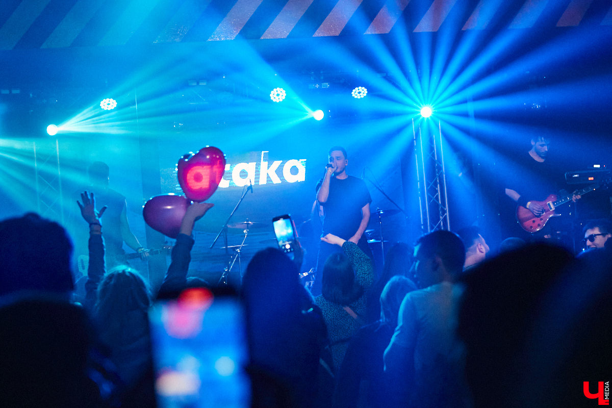 Не так давно синти-поп-панк коллектив ataka стал победителем фестиваля-конкурса «ВладРок’2022», который несколько дней гремел в нашем городе. В награду от продюсерского центра Wexecon и концертного бара «ЦЕХ» ребята получили возможность дать сольный концерт. Время пролетело незаметно, и вот он — долгожданный перформанс от одной из самых многообещающих групп области.