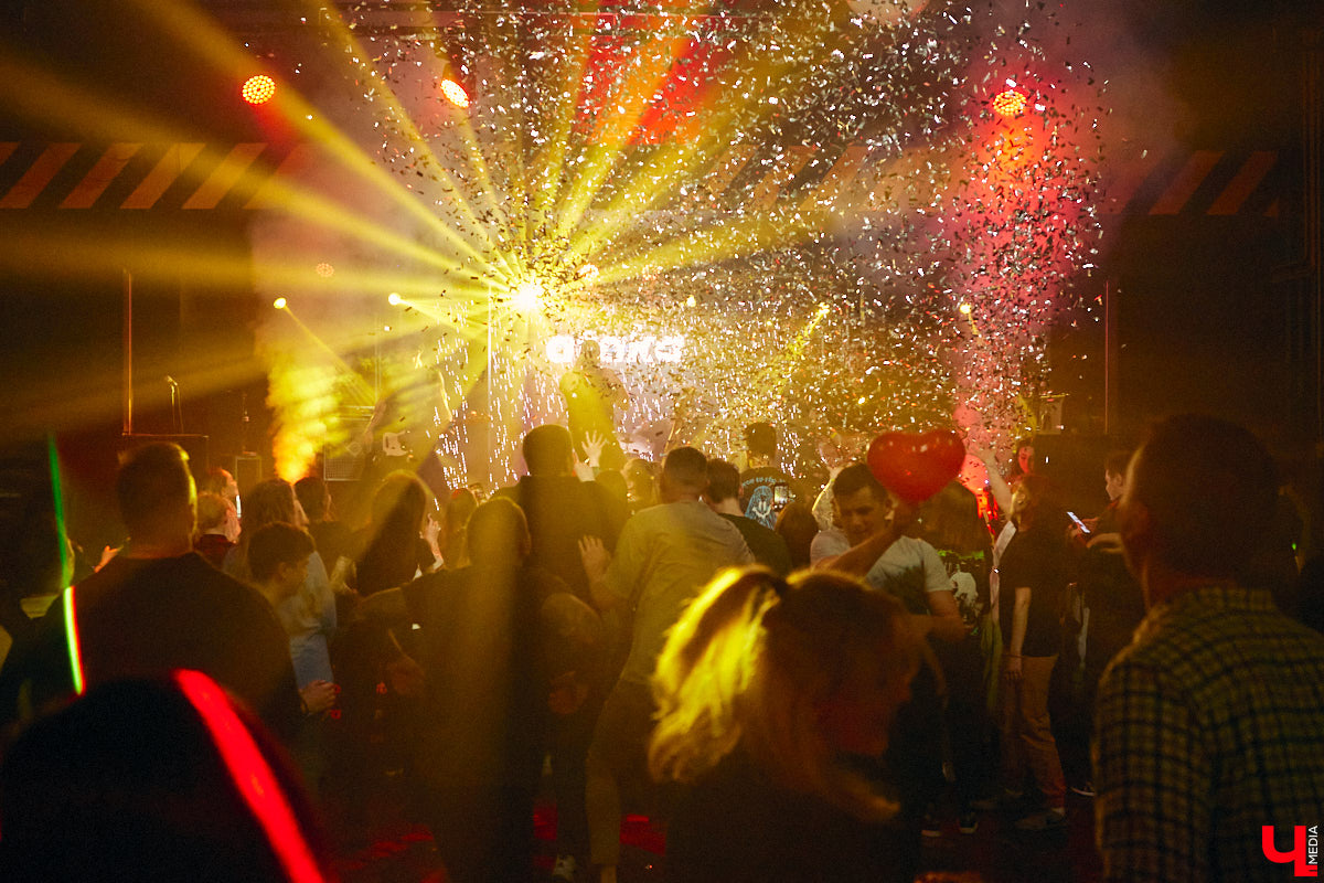 Не так давно синти-поп-панк коллектив ataka стал победителем фестиваля-конкурса «ВладРок’2022», который несколько дней гремел в нашем городе. В награду от продюсерского центра Wexecon и концертного бара «ЦЕХ» ребята получили возможность дать сольный концерт. Время пролетело незаметно, и вот он — долгожданный перформанс от одной из самых многообещающих групп области.