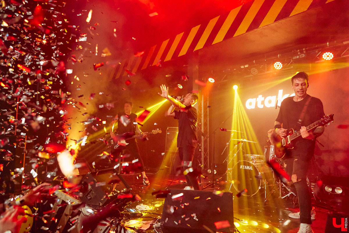 Не так давно синти-поп-панк коллектив ataka стал победителем фестиваля-конкурса «ВладРок’2022», который несколько дней гремел в нашем городе. В награду от продюсерского центра Wexecon и концертного бара «ЦЕХ» ребята получили возможность дать сольный концерт. Время пролетело незаметно, и вот он — долгожданный перформанс от одной из самых многообещающих групп области.