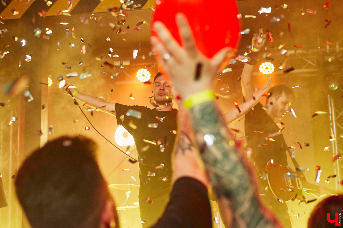 Не так давно синти-поп-панк коллектив ataka стал победителем фестиваля-конкурса «ВладРок’2022», который несколько дней гремел в нашем городе. В награду от продюсерского центра Wexecon и концертного бара «ЦЕХ» ребята получили возможность дать сольный концерт. Время пролетело незаметно, и вот он — долгожданный перформанс от одной из самых многообещающих групп области.