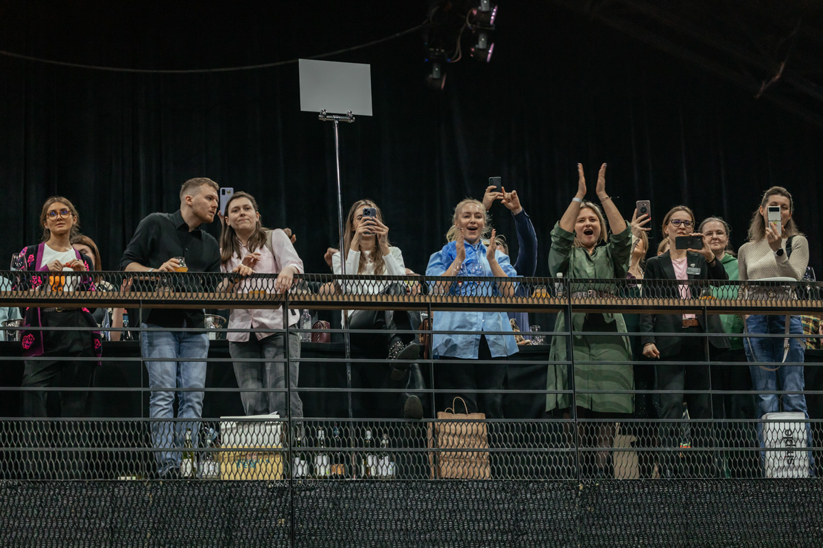 Ей под силу лишь по запаху, цвету и вкусу определить сорт напитка. И это не какая-то суперсила, а годы упорной работы. Елена Крутова — владимирский кавист, которая не только стала одной из лучших в стране, но и привела к победе команду на крупном чемпионате страны по слепой дегустации, главным призом которого стал один миллион рублей!