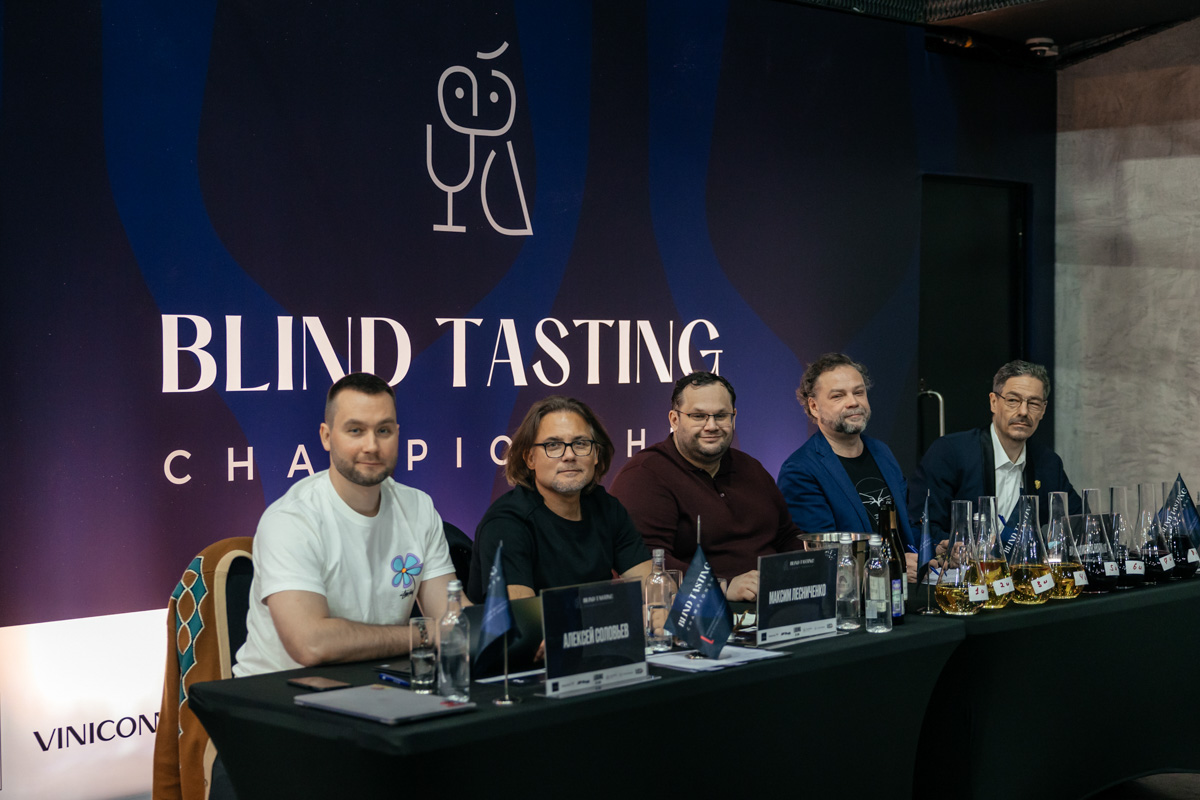 Ей под силу лишь по запаху, цвету и вкусу определить сорт напитка. И это не какая-то суперсила, а годы упорной работы. Елена Крутова — владимирский кавист, которая не только стала одной из лучших в стране, но и привела к победе команду на крупном чемпионате страны по слепой дегустации, главным призом которого стал один миллион рублей!