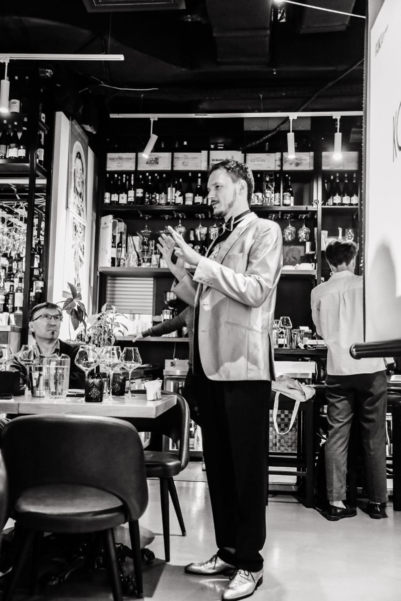 Ей под силу лишь по запаху, цвету и вкусу определить сорт напитка. И это не какая-то суперсила, а годы упорной работы. Елена Крутова — владимирский кавист, которая не только стала одной из лучших в стране, но и привела к победе команду на крупном чемпионате страны по слепой дегустации, главным призом которого стал один миллион рублей!