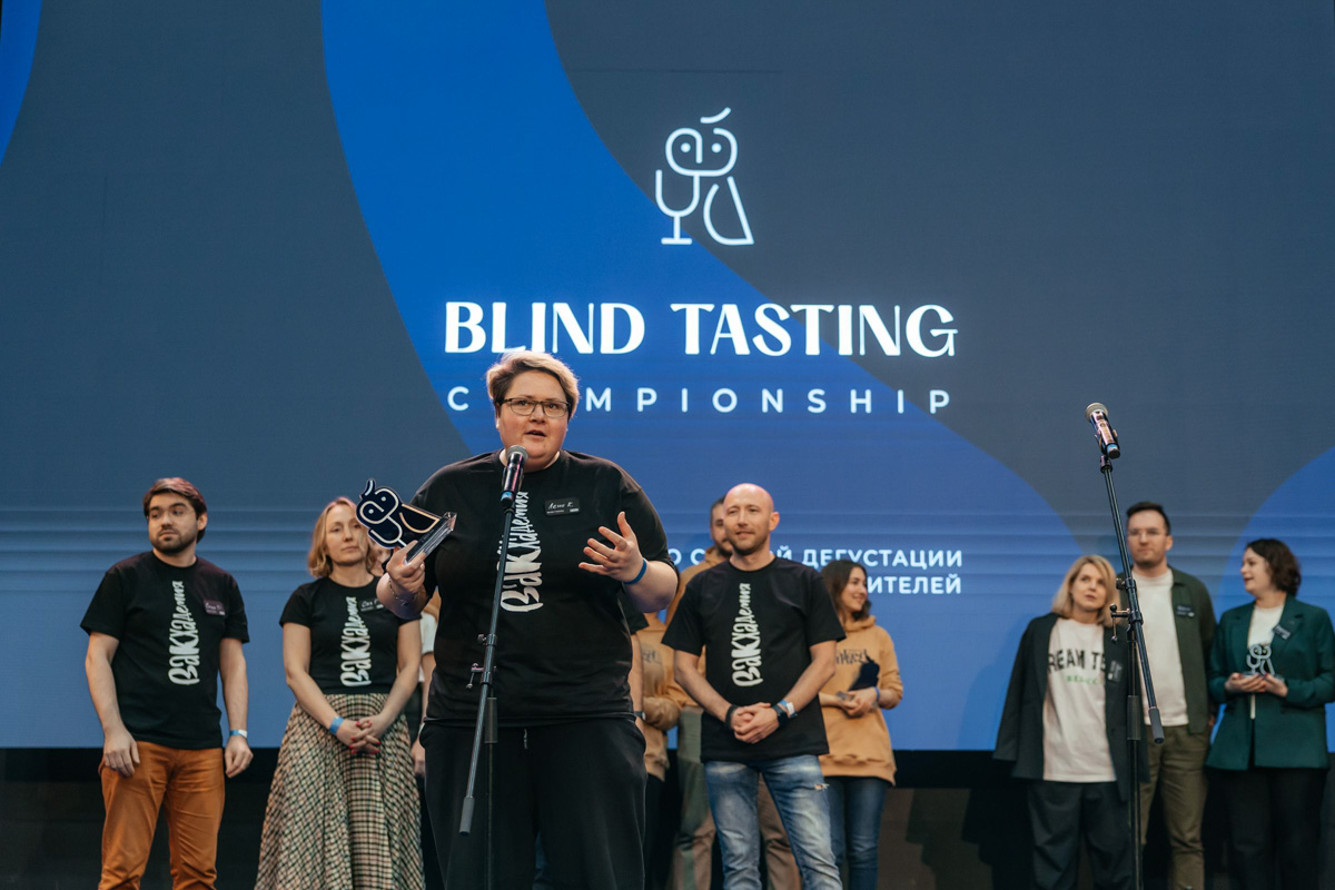 Ей под силу лишь по запаху, цвету и вкусу определить сорт напитка. И это не какая-то суперсила, а годы упорной работы. Елена Крутова — владимирский кавист, которая не только стала одной из лучших в стране, но и привела к победе команду на крупном чемпионате страны по слепой дегустации, главным призом которого стал один миллион рублей!