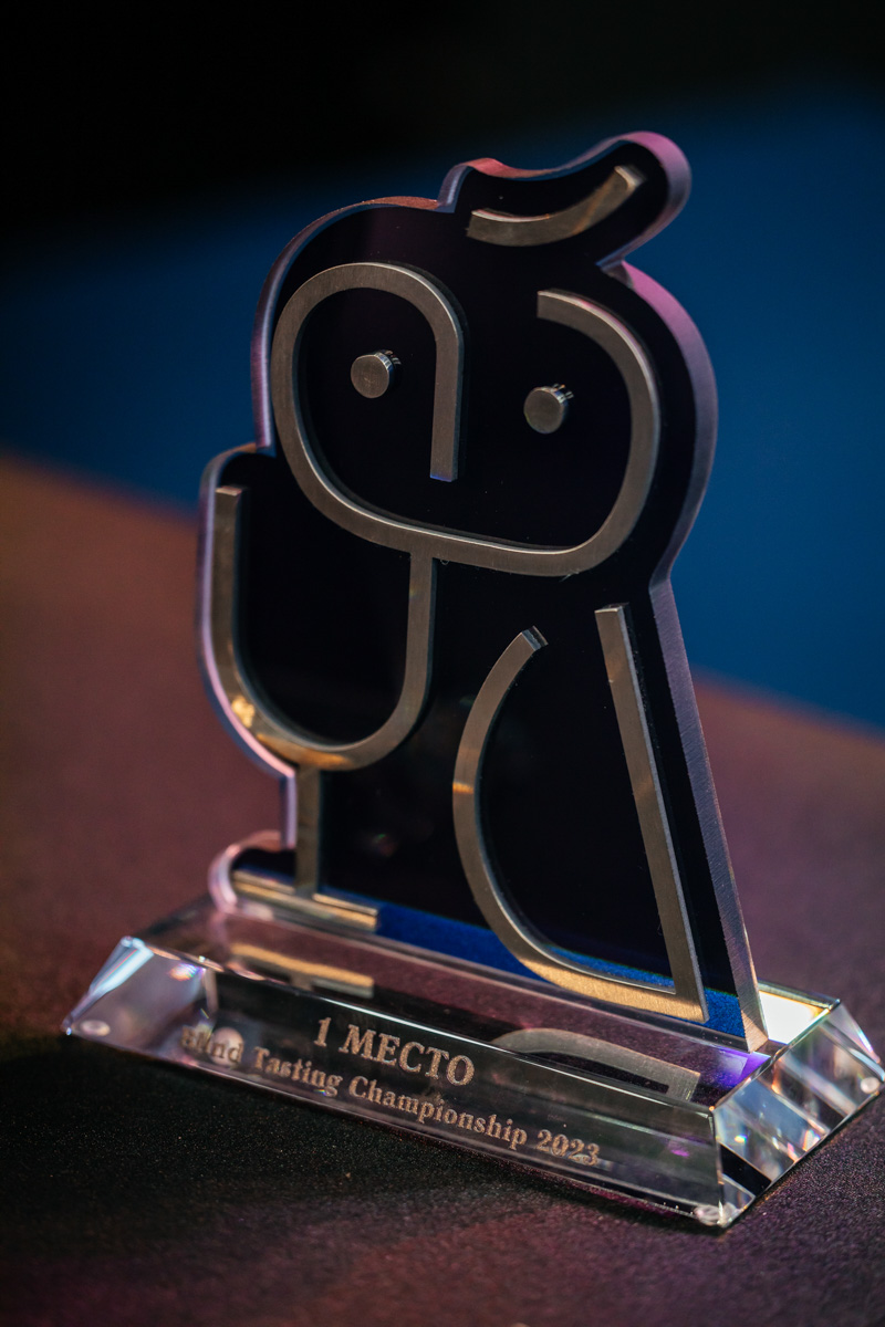 Ей под силу лишь по запаху, цвету и вкусу определить сорт напитка. И это не какая-то суперсила, а годы упорной работы. Елена Крутова — владимирский кавист, которая не только стала одной из лучших в стране, но и привела к победе команду на крупном чемпионате страны по слепой дегустации, главным призом которого стал один миллион рублей!