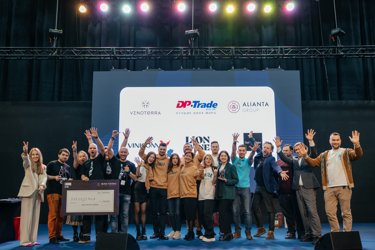 Ей под силу лишь по запаху, цвету и вкусу определить сорт напитка. И это не какая-то суперсила, а годы упорной работы. Елена Крутова — владимирский кавист, которая не только стала одной из лучших в стране, но и привела к победе команду на крупном чемпионате страны по слепой дегустации, главным призом которого стал один миллион рублей!